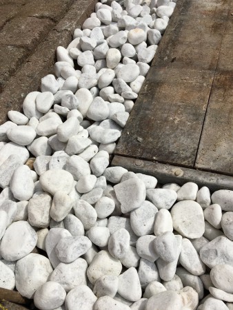 Voorbeeld afwerking steenschotten met keien